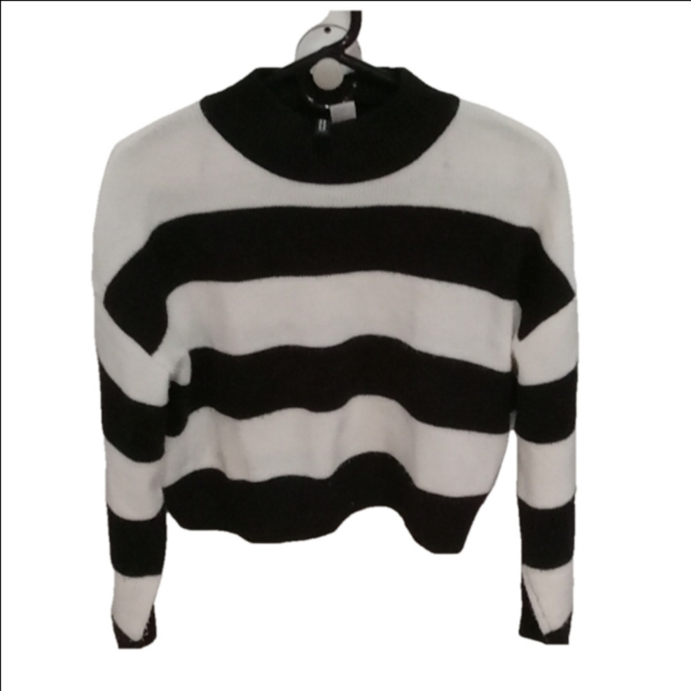 (389) DIVIDED H & M ,BLACK & WHITE STRIPED CROPPED SWEATER TOP LONG SLEEVES